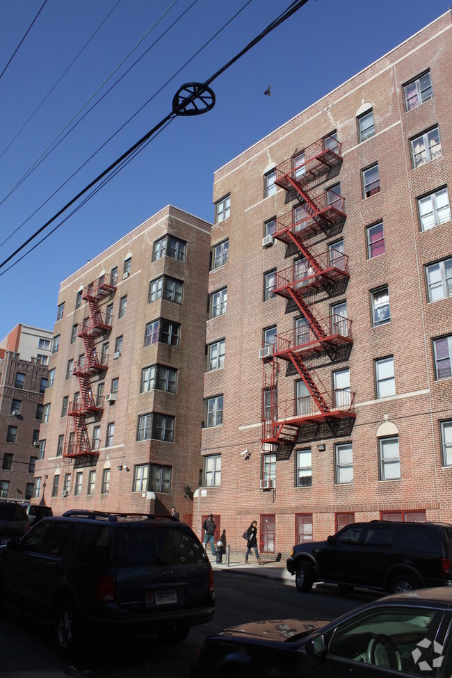Building Photo - 2927 Valentine Ave
