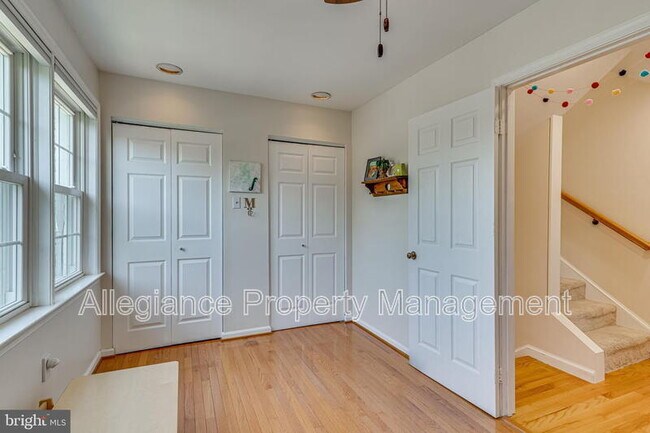 Building Photo - 912 Green St