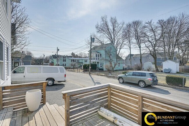 Building Photo - 44 Cottage St