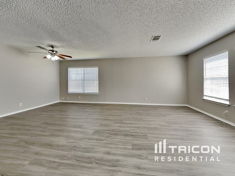 Building Photo - 931 Whispering Hollow Dr