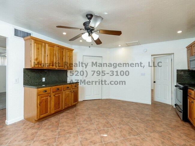 Building Photo - Sam Hughes 4 bedroom, 3 bath home with was...