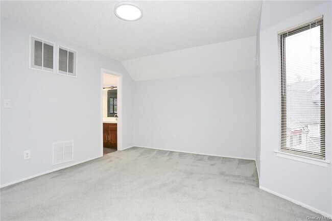 Building Photo - 161 Treetop Cir