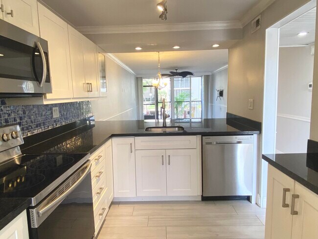 Building Photo - 15 Royal Palm Way