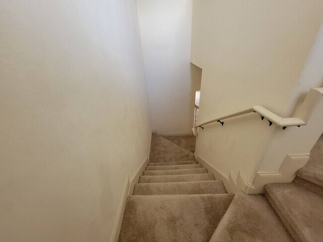 Building Photo - 4/2.5 TOWNHOME VILLA in Waterstone-Davenpo...