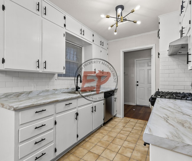 Building Photo - 401 Carver Ave