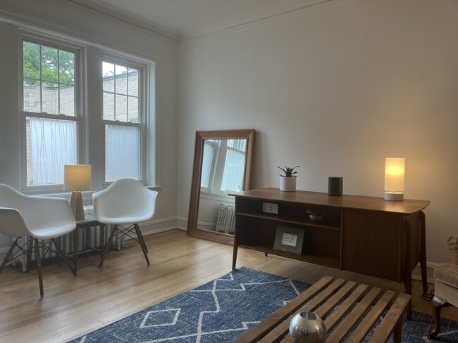 Building Photo - 1453 W Elmdale Ave