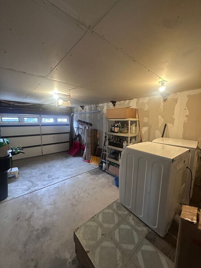 Building Photo - Charming, Fully Furnished 4 Bedroom House in Quiet Neighborhood- Pet Friendly!