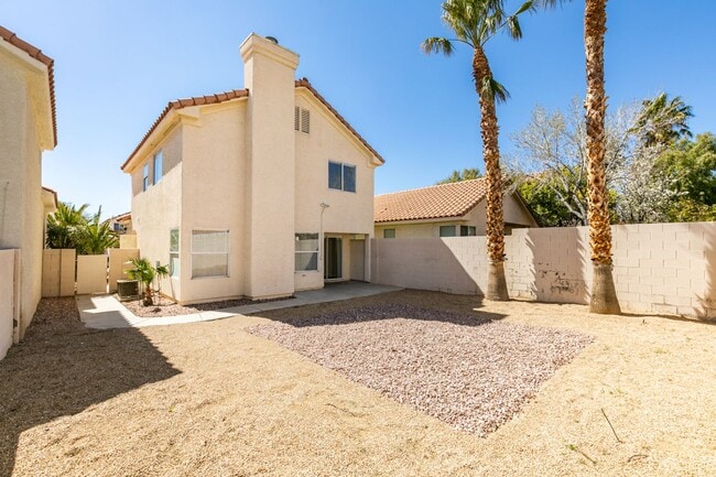 Building Photo - Charming 3 bedroom, 2.5 bathroom home near Summerlin