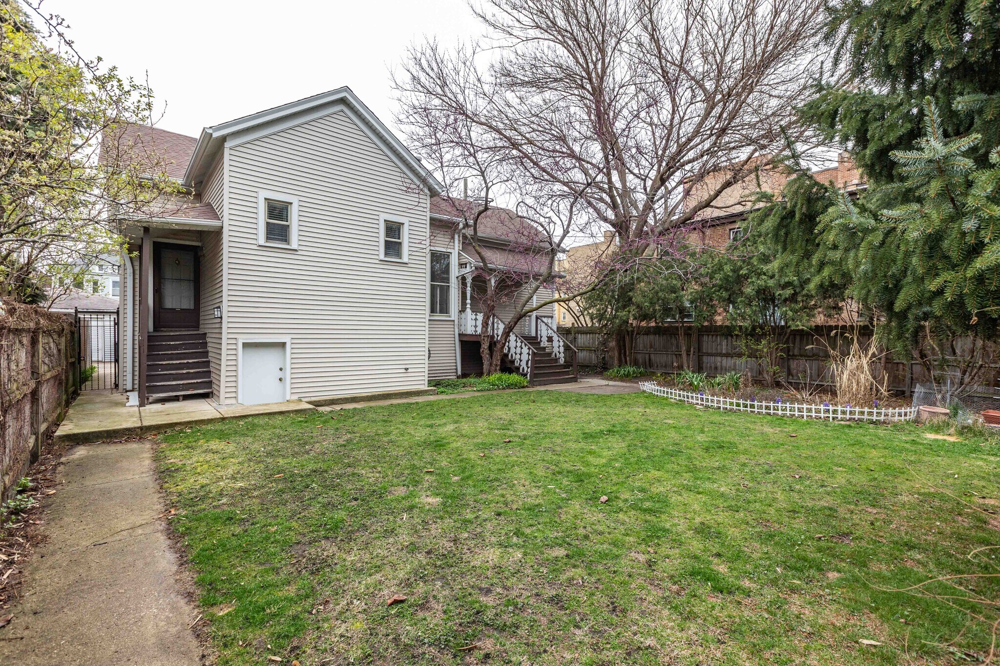 Building Photo - 4410 N Greenview Ave