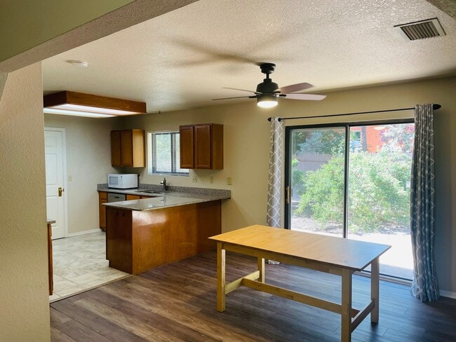Building Photo - Single family home in the Village of Oak Creek