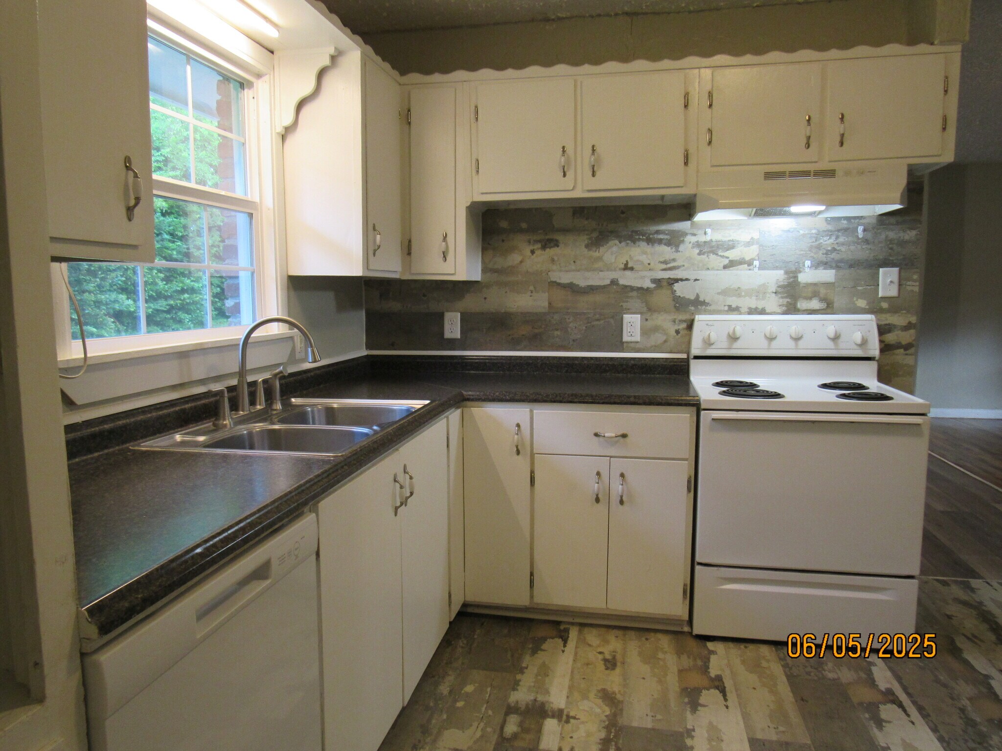 Building Photo - 2215 Macy Ave