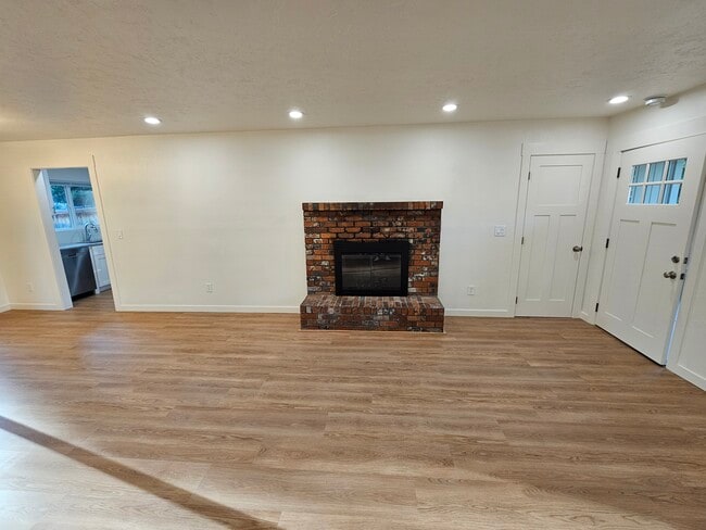 Building Photo - 2166 N Wildwood St