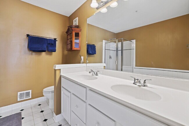 Building Photo - Spacious, Private AND Convenient 2-Level C...