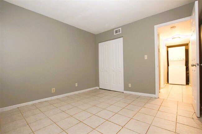 Building Photo - 217 Lake Pointe Dr