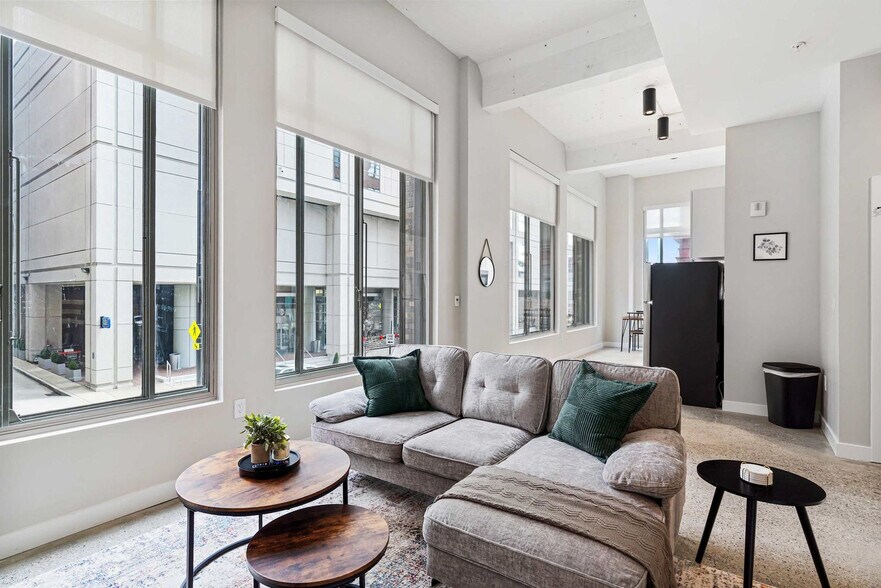 Primary Photo - 205 W 4th St