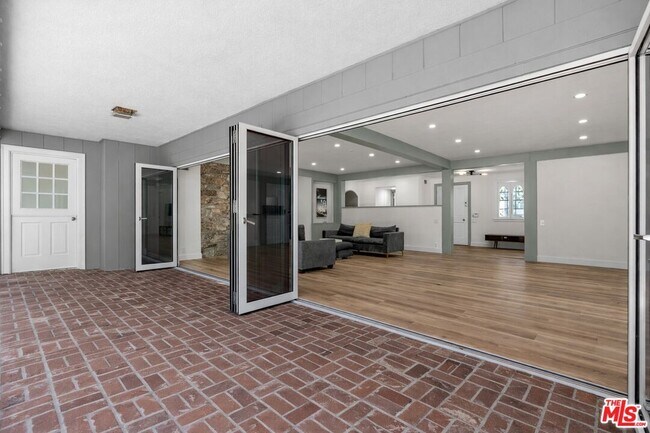 Building Photo - 926 N Alpine Dr