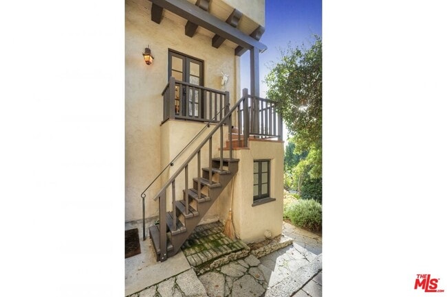 Building Photo - 2071 Escarpa Dr