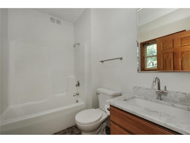 Building Photo - 1065 23rd Ave SE