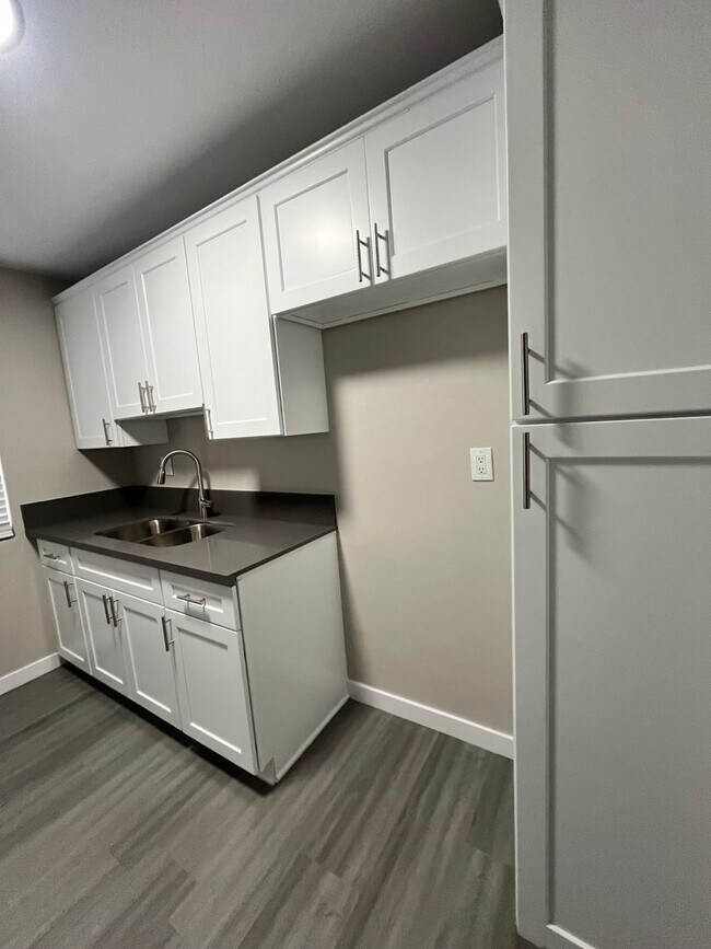 Building Photo - SPACIOUS 2 BEDROOM 1 BATH UPSTAIRS