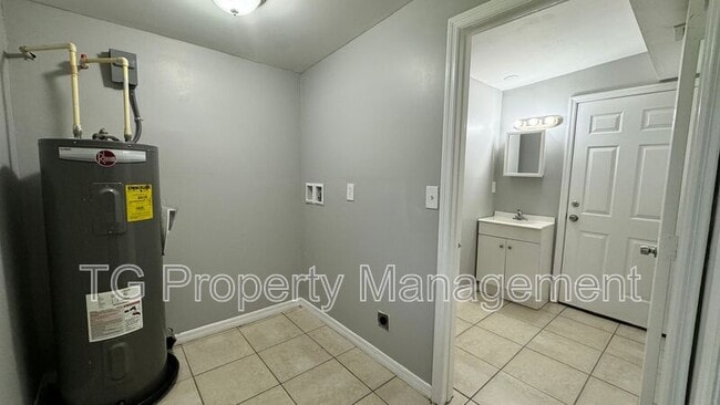 Building Photo - 6947 Clovis Rd