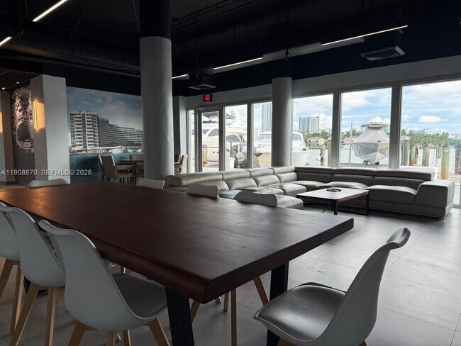 Building Photo - 900 Bay Dr