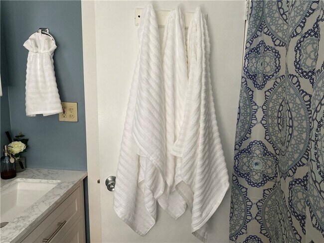 Building Photo - 481 Pine St