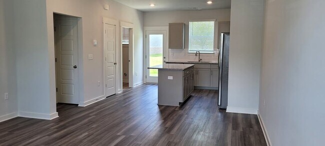 Building Photo - Brand New Townhome!