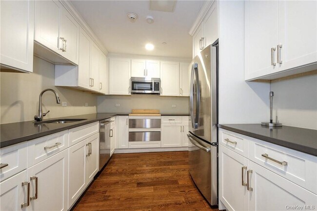 Building Photo - 10 Byron Pl