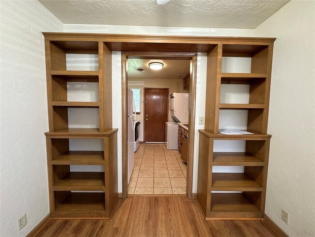 Building Photo - 2033 Delaware Ln