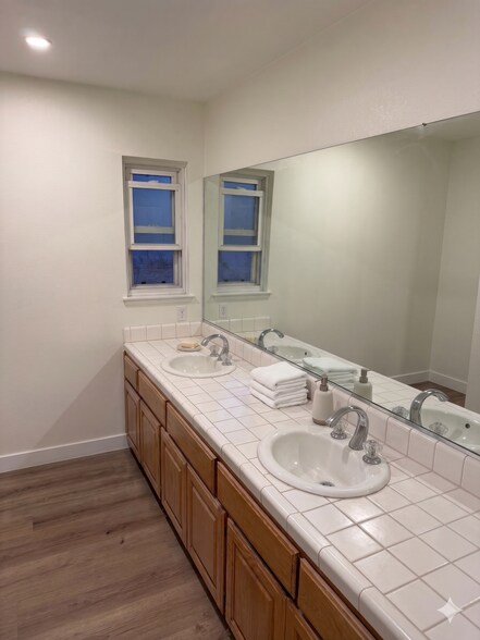 Building Photo - 203 N Royal Pl