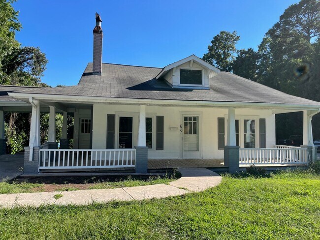 Building Photo - 2-3 BED, 1 BATH HOME WITH WRAP AROUND PORCH!
