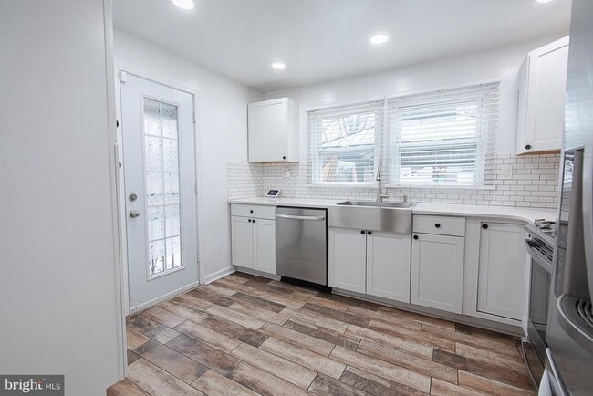 Building Photo - 7309 Sycamore Ave