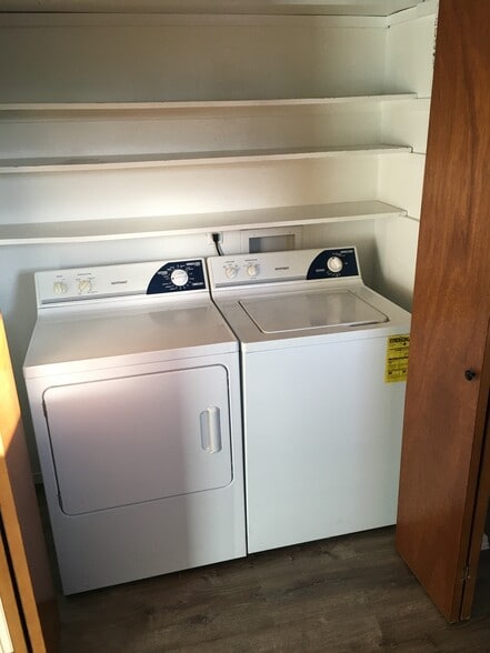 Laundry/pantry closet - 4685 Robb St
