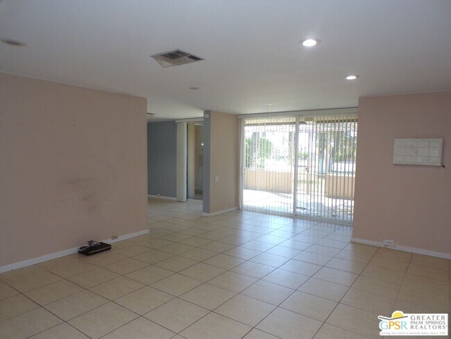 Building Photo - 2559 Whitewater Club Dr