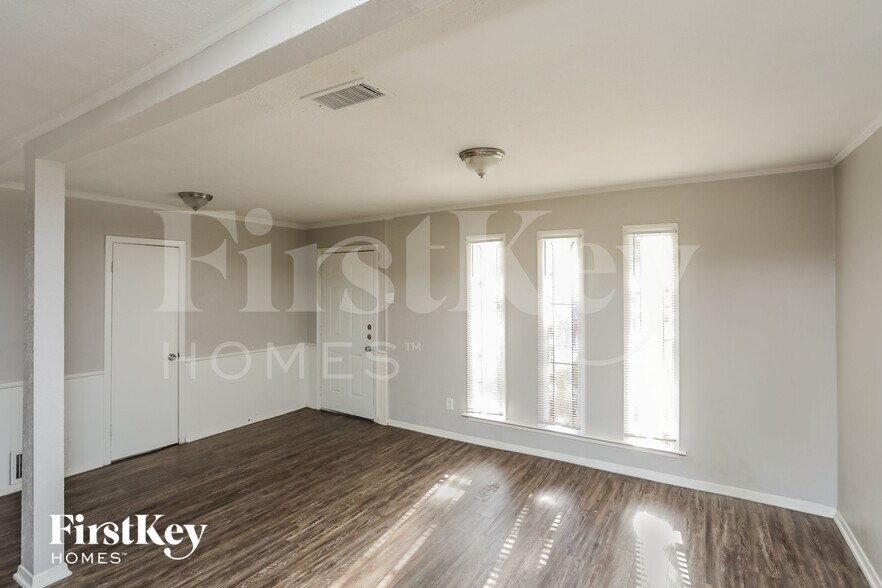 Building Photo - 417 Lakeside Dr