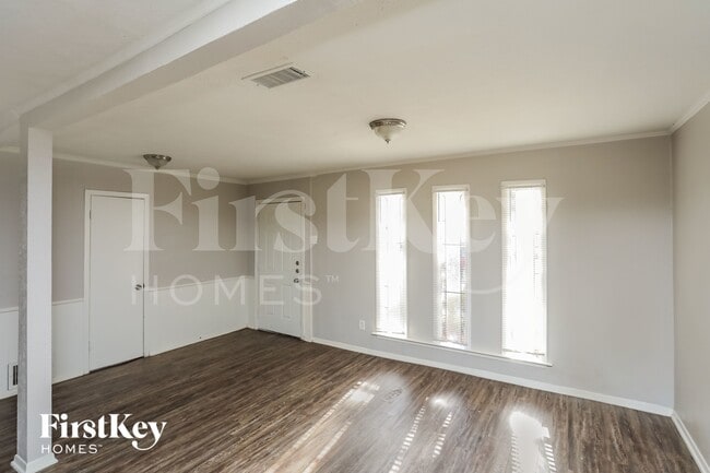 Building Photo - 417 Lakeside Dr