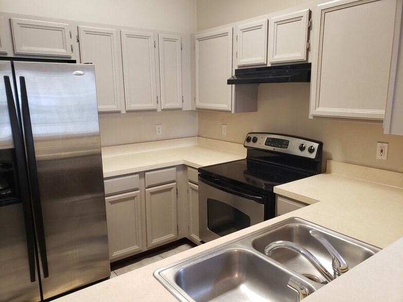 Kitchen - 9326 Bud Wood St