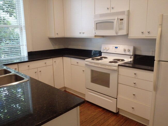 Building Photo - Two Bedroom Townhome Close to Forsyth Park