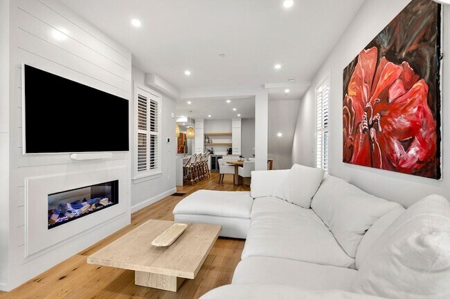 Building Photo - 722 E 5th St