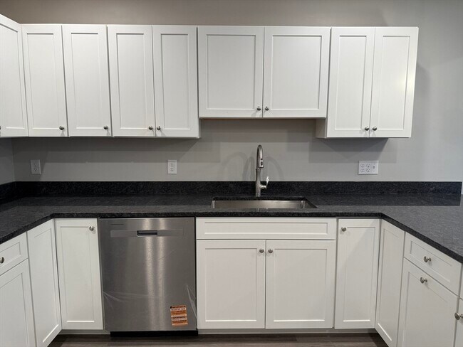 Building Photo - 251 Sladen St