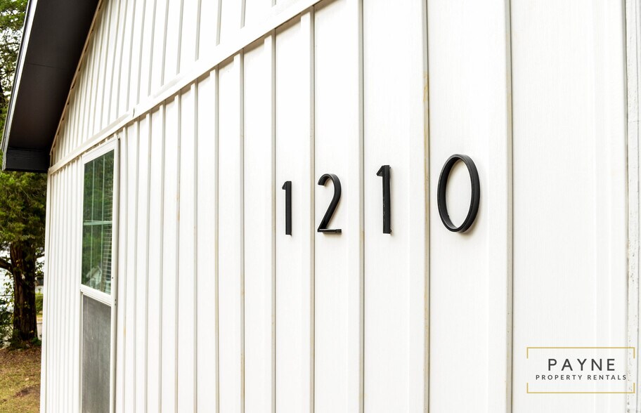 Building Photo - 1210 Zuber St