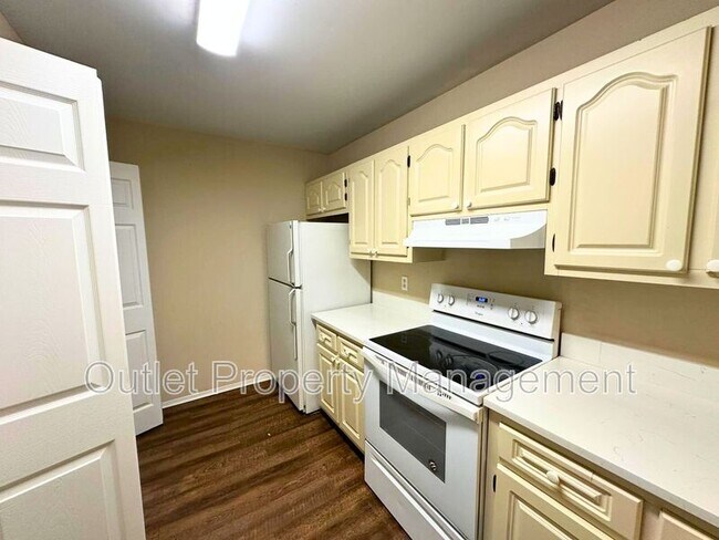 Building Photo - 670 Kenwick Cir