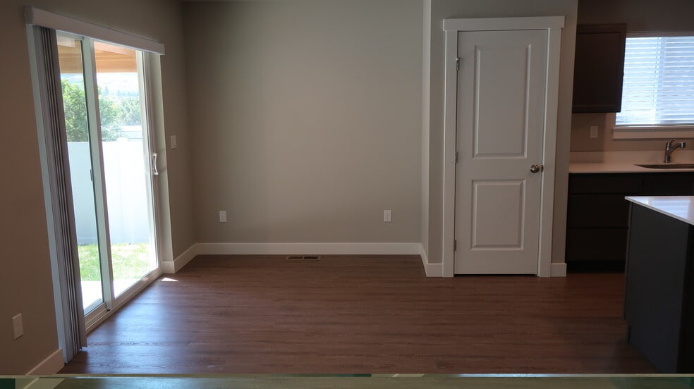 Building Photo - 1099 S New Oak Ln