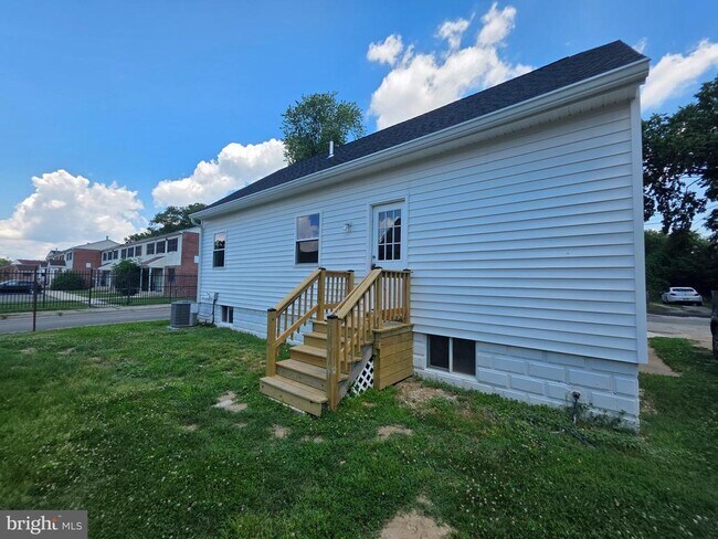 Building Photo - 75 Hedge St