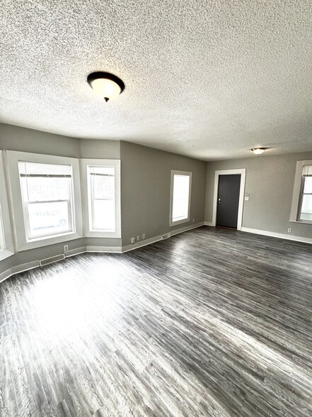 Building Photo - 858 Kalamazoo Ave SE