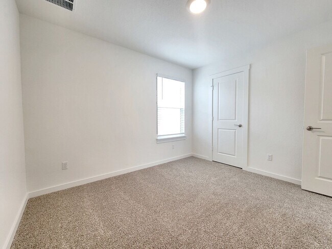 Building Photo - Spacious 4/BR 2.5/BA Retreat with Fenced Yard and Smart Features