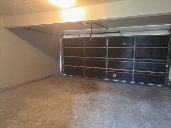 Building Photo - 4 Bedroom / 2 Bath / 2 Car Garage