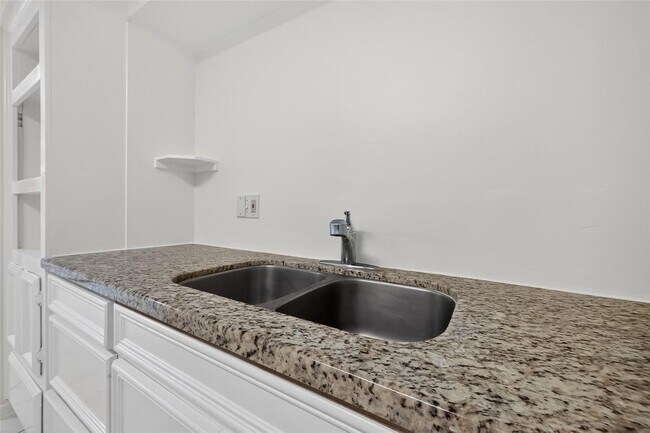 Building Photo - 6415 Grandvale Dr