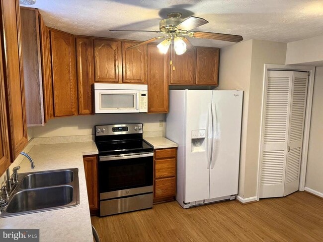 Building Photo - 307 Willowbrook Ct