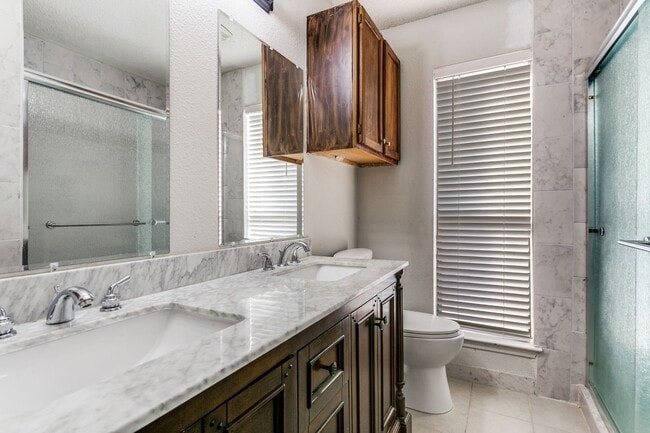 Building Photo - 3009 Hilltop Dr